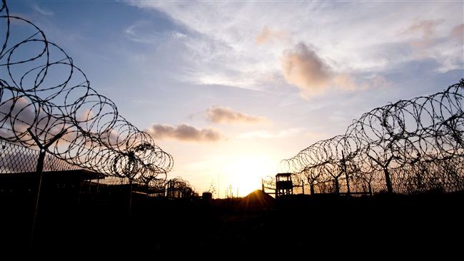 The razor wire-topped fence and a watch tower at the abandoned "Camp X-Ray" detention facility at the US Naval Station at Guantanamo Bay, Cuba, April 9, 2014. (AFP photo)