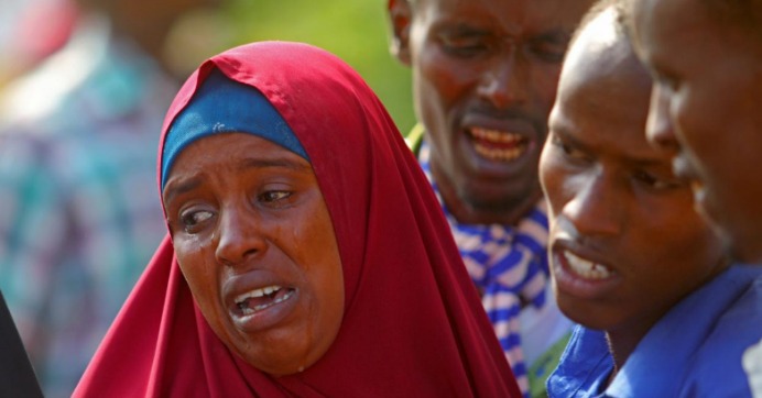 Relatives mourn the killing of their kin in an attack by Somali forces and supported by U.S. troops, at the Madina hospital in Mogadishu, Somalia, August 25, 2017. (Photo: Reuters/Feisal Omar)
