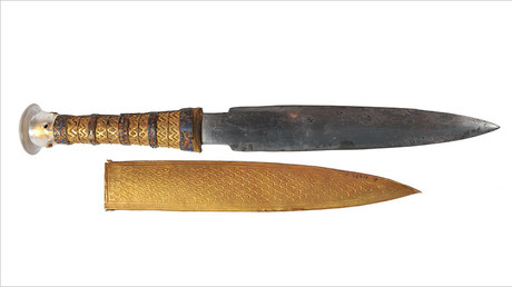  The iron dagger of King Tutankhamun pictured with its gold sheath. © onlinelibrary.wiley.com